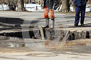 Pumping water out of the pit when eliminating an accident: rupturing pipes with cold water.