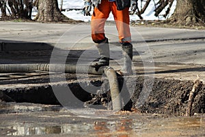 Pumping water out of the pit when eliminating an accident: rupturing pipes with cold water.