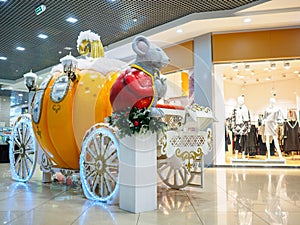 Pumpkin Christmas carriage for Cinderella at the mall. Equipped photo space