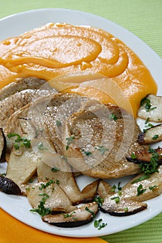 Pumpkin mash with roast meat and mushrooms