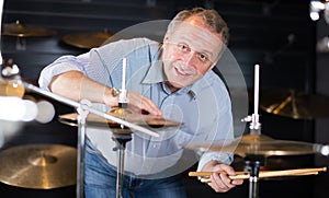 Purchaser is choosing modern drum kit