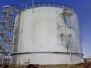 Purification reservoirs for waste formation water. The system of storage and purification of waste water in the oil facility.