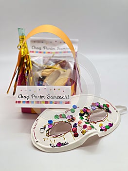 Purim basket Mishloach manot wiface mask  on white background