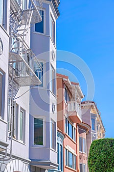 Purple apartment building along with the rowhouses in San Francisco, CA