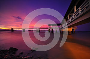 Púrpura atardecer sobre el Malasia muelle banco de fotos tipo foto 