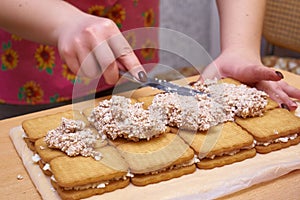 Put the cottage cheese and spread the cookies. Cooking cake