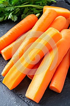 Putting a marrow on a ciemny tle.