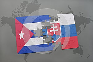 Puzzle s národnou vlajkou Kuby a slovenska na pozadí mapy sveta.