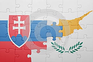 Puzzle so štátnou vlajkou Cypru a slovenska