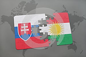 Puzzle so štátnou vlajkou slovenska a kurdistanu na mape sveta