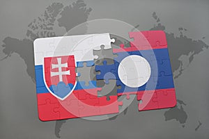 Puzzle so štátnou vlajkou slovenska a laosu na mape sveta