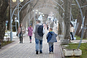 People walk down the street in Tsvetnik Park. Pyatigorsk, Rusia