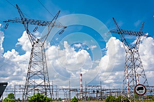 Pylon and transmission power line