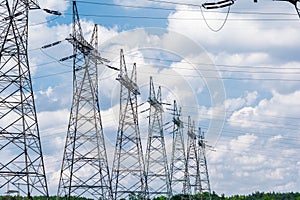 Pylon and transmission power line