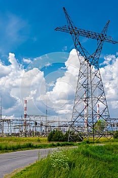 Pylon and transmission power line