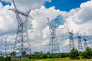 Pylon and transmission power line