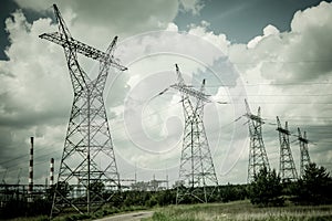 Pylon and transmission power line