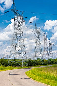 Pylon and transmission power line