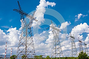 Pylon and transmission power line