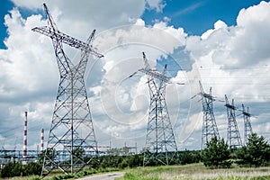 Pylon and transmission power line