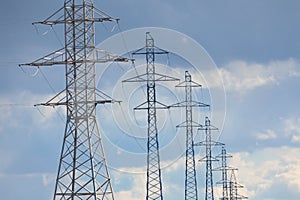 Pylon and transmission power line