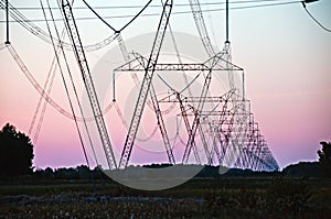 Pylon and transmission power line