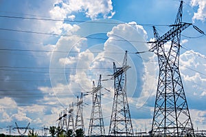 Pylon and transmission power line