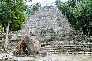 Pirámide llamada Iglesia sobre el de maya ciudad México 
