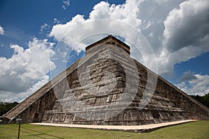 Pyramid of Kukulkan in ChichÃ©n ItzÃ¡ - MÃ©xico, YucatÃ¡n photo