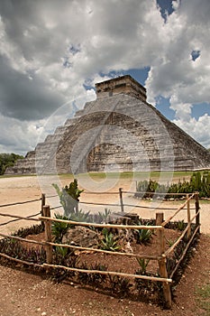 Pyramid of Kukulkan in ChichÃ©n ItzÃ¡ - MÃ©xico, YucatÃ¡n photo