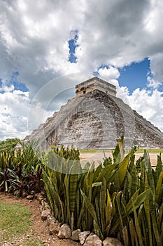 Pyramid of Kukulkan in ChichÃ©n ItzÃ¡ - MÃ©xico, YucatÃ¡n photo