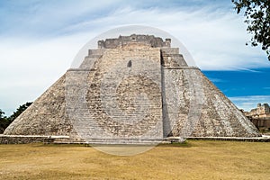 Pirámide de mago sobre el de antiguo maya la ciudad México 