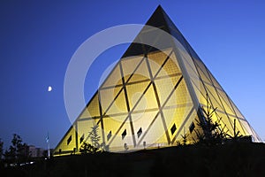 Pyramid Norman Foster photo