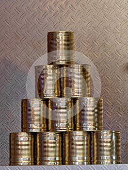 Pyramid of ten tin cans without banderole, which are put together at the fair to form a pyramid to be folded over.