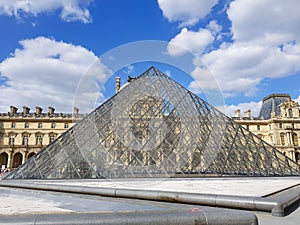 Pyramide du Louvres photo