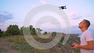 Quadrocopter takes off from the hands of men. Shooting in slow motion in 4K.