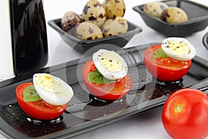 Quail eggs and tomatoes