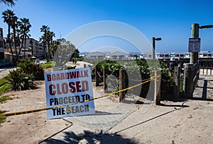 Quantine signs at the beach