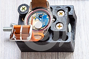 Quartz wristwatch prepared for replacing battery
