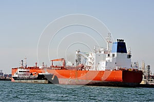 Quay tanker to discharge