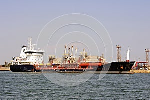 Quay tanker to discharge