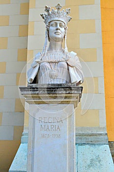 Queen Mary, torso statue