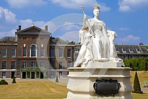 La reina estatua sobre el palacio en londres 