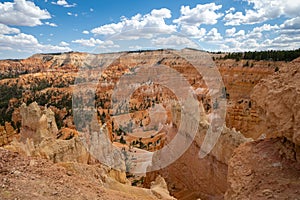 The Queens Garden hiking trail in Bryce Canyon National Park, during an partly cloudy day