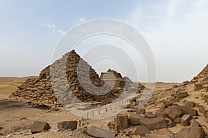 Kráľovnej pyramídy z tri malé kráľovnej pyramídy sú umiestnený na juh strana z pyramída a ako ďalšie 