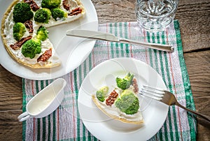 Quiche with broccoli and sun dried tomatoes