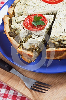 Quiche lorraine wit spinach and tomato