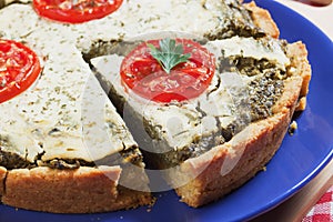 Quiche lorraine wit spinach and tomato