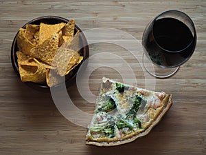 Quiche of salmon and broccoli with wine and nachos