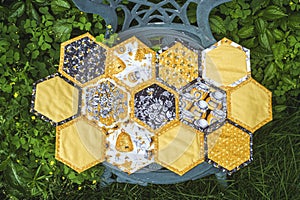 Quilt Honeycomb backon a garden green steel table